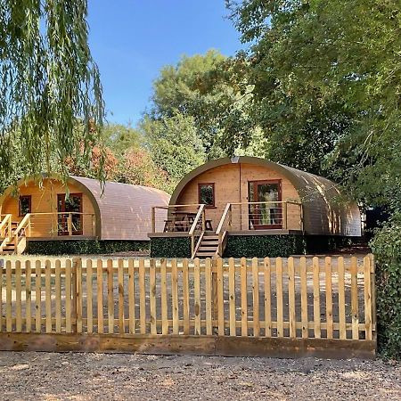 Cosy And Eco-Friendly Cabins Next To 16Th Century Pub Newmarket  Eksteriør billede