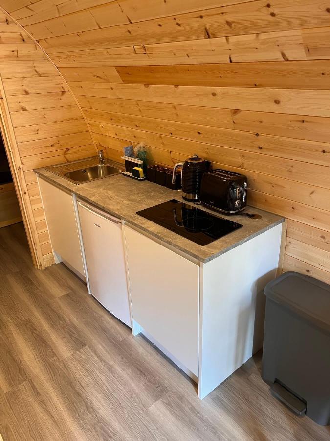 Cosy And Eco-Friendly Cabins Next To 16Th Century Pub Newmarket  Eksteriør billede